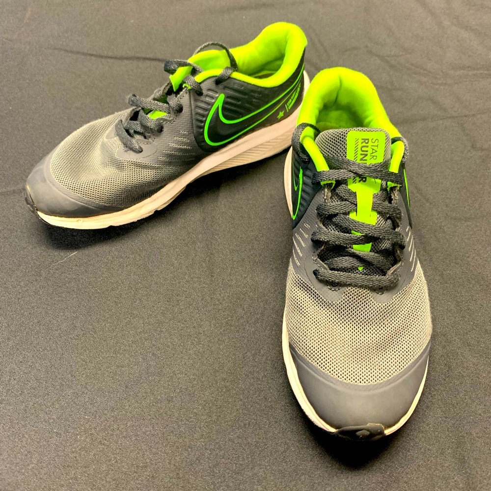 Boys Nike Size 4 Shoe